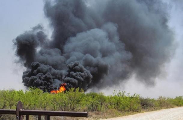 Smoke poured off a fire at 2:23 p.m. on April 20 at a tank battery complex site located eight miles east of Fort Stockton. Photo by Nathan Heuer