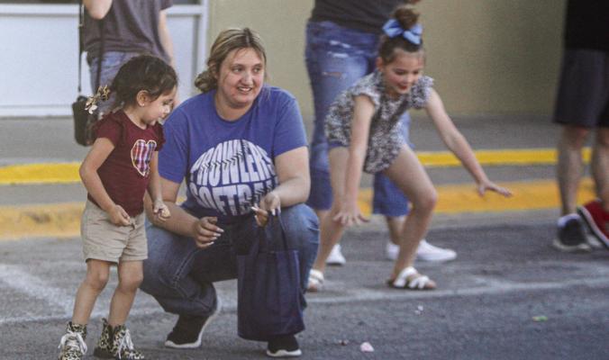 The Big Bend Open Road Race Parade is a favorite of youngsters in Fort Stockton as drivers and passengers throw candy for the youth during the event. Pictured is Jasmin Armendariz Diaz, right, and Evy, left. Photo by Nathan Heuer