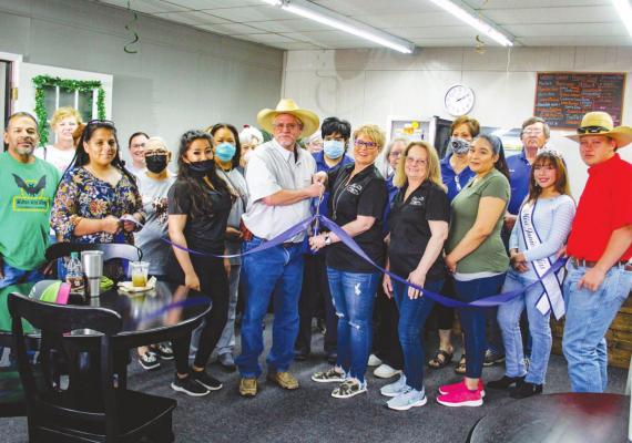 Glitzy’s Brew Coffee Shop held a ribbon cutting ceremony at their store’s location, 1101 W. Dickinson Blvd., on Saturday, March 13. The store originally opened on Feb. 1 of this year. Photo by Nathan Heuer