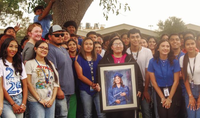 Last Wednesday, the Fort Stockton Seniors shared a special moment as the Class of 2025 buried their senior time capsule. Each student placed something meaningful inside to be opened in 25 years. A memory made for the future. Photo by student photographer Karen Villanueva