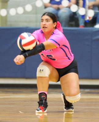  Aryanna Gonzalez recorded 36 digs for the Prowlers in Fort Stockton’s 5-set win over Pecos. Photo by Shawn Yorks