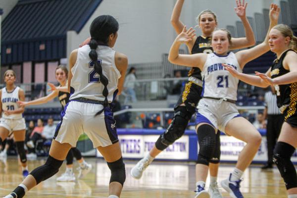 Prowler freshman Kimbree Norman (21) shuffles for position in the low position while being guarded by Olivia Hicks, right, and Caralyne Ross. Photo by Nathan Heuer
