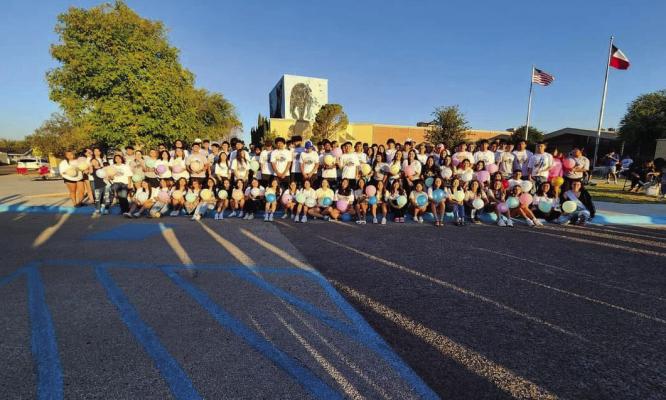 The Fort Stockton High School hosted the Senior Sunrise event on Sunday morning this week. The Seniors that will be completing their last year of high school this session joined their friends, family, and faculty for the early morning celebration the day before the first day of class.