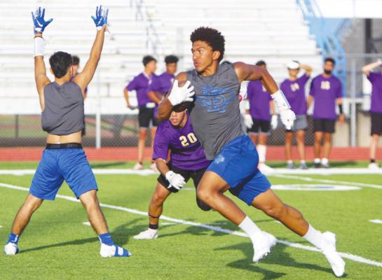 Fort Stockton’s Zane Hodges sprints past Alpine defenders during Thursday’s 7-on-7 competition