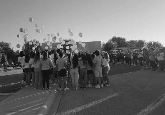 The senior class of 2025 released note-covered balloons during their Senior Sunrise event on Monday Morning. Photo by Collette Barragan