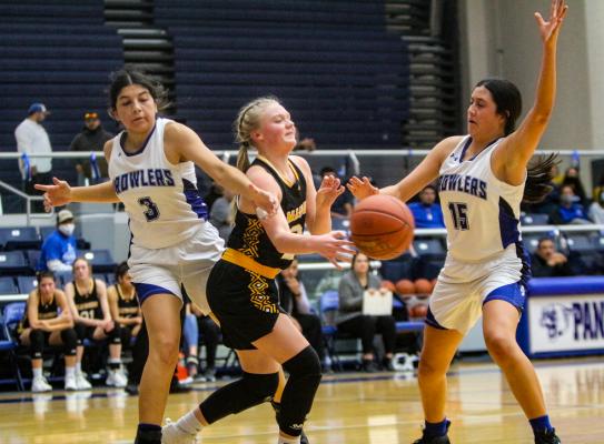 Fort Stockton’s Amaya Urias (3) and Mia Garcia (15) double team Seminole’s Olivia Hicks during the teams meeting on Jan. 11 in Fort Stockton. Photo by Nathan Heuer
