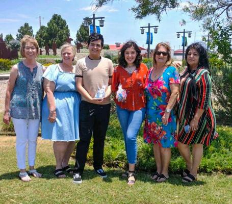 Xi Zeta Lambda awards scholarships