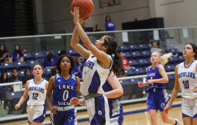 Brianna Diaz, middle, has been one of Fort Stockton’s primary scorers this season. The senior point guard will look to lead Fort Stockton to its first playoff appearance since 2020. Photo by Nathan Heuer