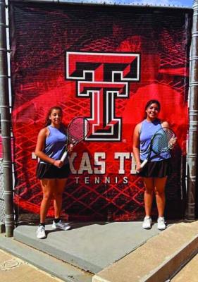 Seniors Jaslyn Pacheco and Athena Gomez Courtesy photo