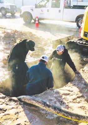 The City’s water and waste water employees repaired a water leak in 33-degree weather last Friday. The pictured leak behind the Mi Casita restaurant was one of four that occurred throughout the day. Photo by Jeremy Gonzalez