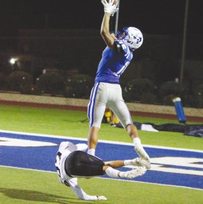 Fort Stockton junior Zane Hodges hauls in 35-yard touchdown pass from Dominic Aguilar while being defended by Horizon’s Robert Rodriguez in the fourth quarter. Photo by Nathan Heuer