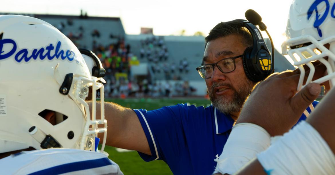 Coach Rojas instructs Fort Stockton players on the sideline during the Panthers’ 35–28 loss to Ysleta Friday in El Paso. Photo by Zachary Gray | Tumbleweed+
